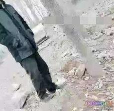  燕姐户外勾引村头闲待的老头一起上山老色鬼说自己保守