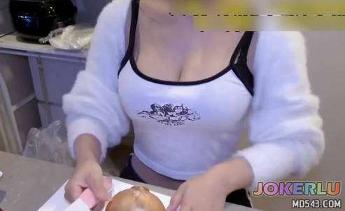  身材好做飯時都要被挨操純天然巨乳做飯時候男友過來蹭幾下就進去了